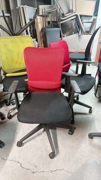 Ghế xoay có vịn nỉ đen đỏ